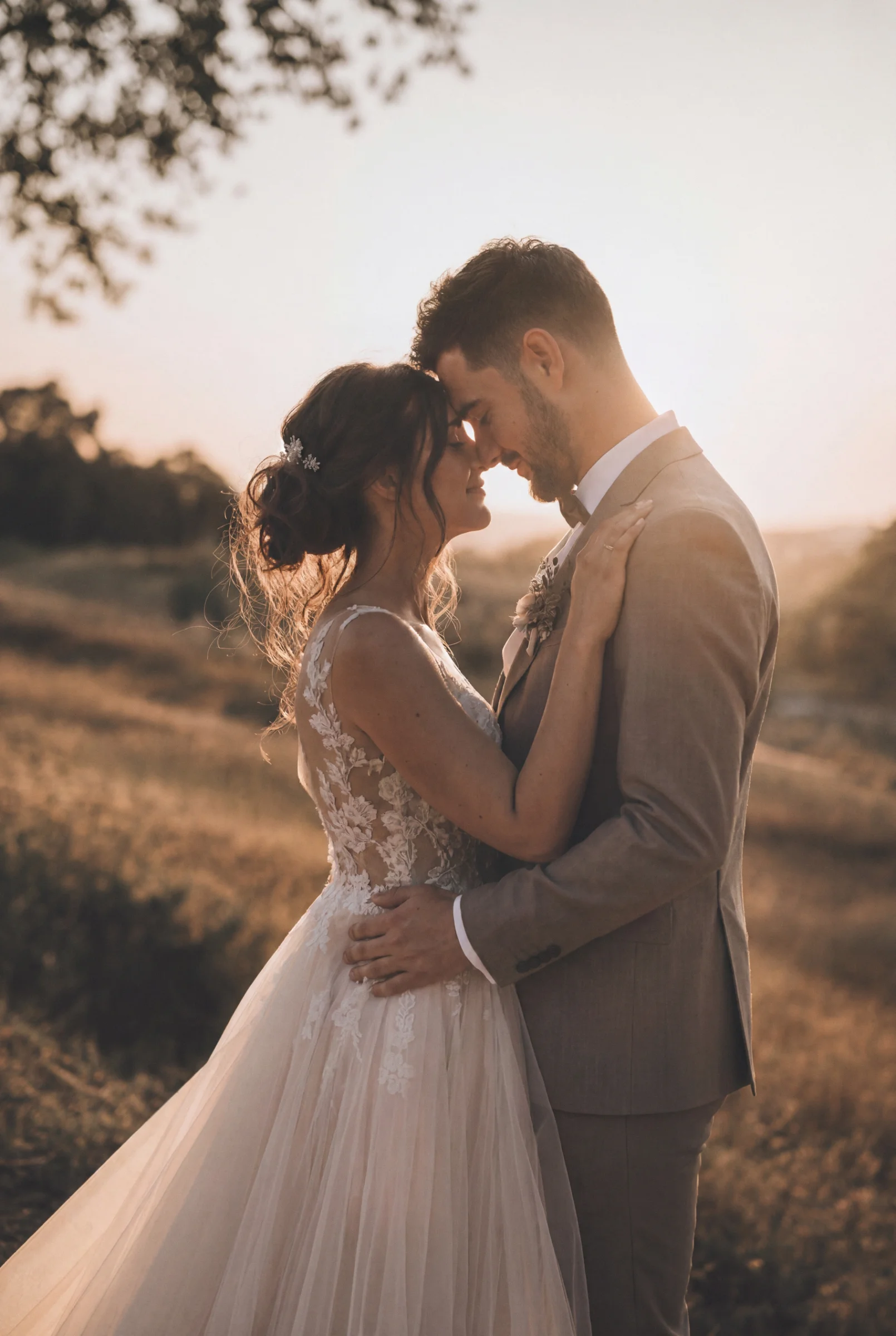 Couple de mariés enlacés au coucher du soleil à Montélimar, reportage mariage intime et lumineux