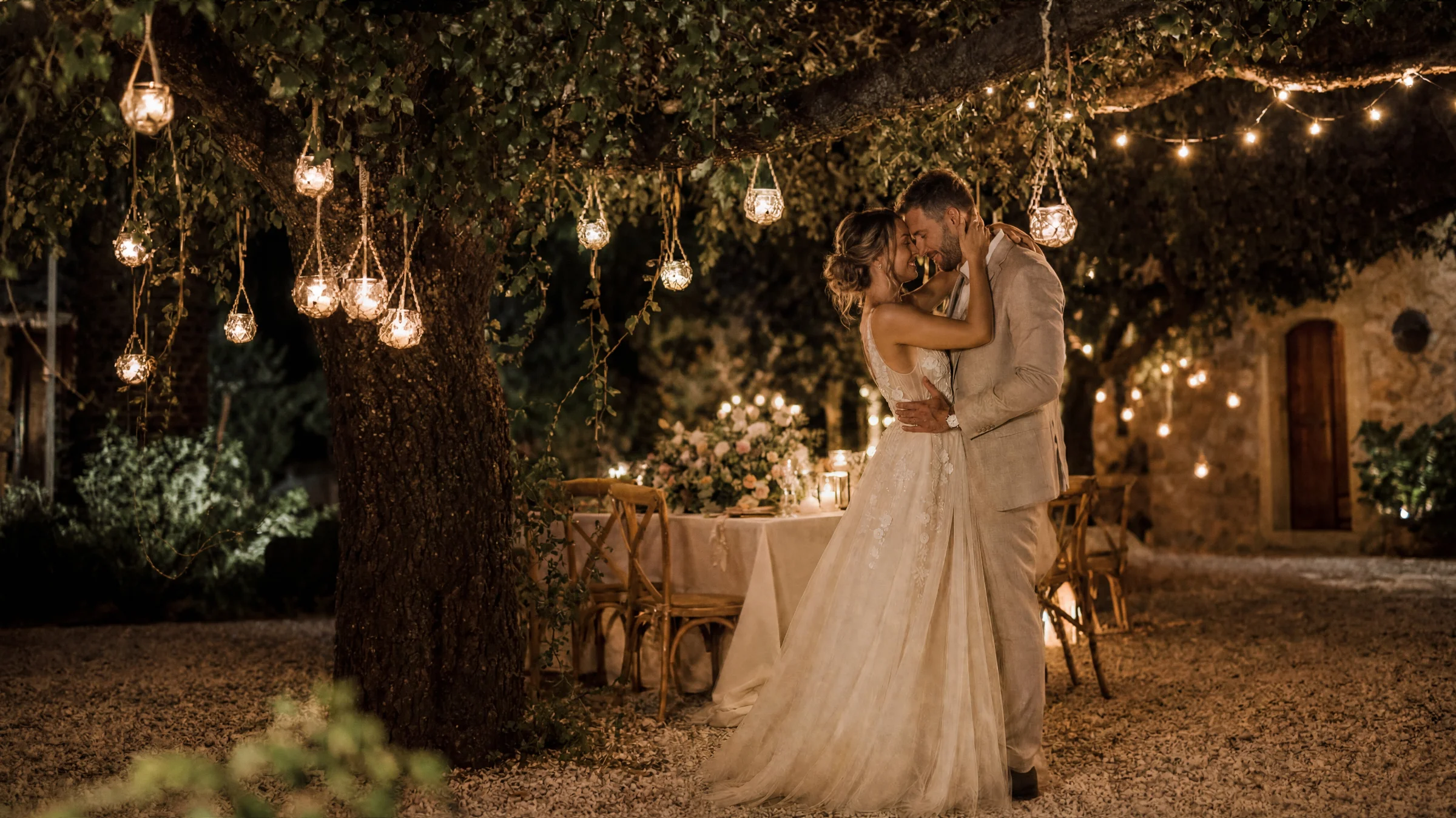 Reportage mariage intime à Romans, couple d'amoureux sous les guirlandes lumineuses d'un arbre