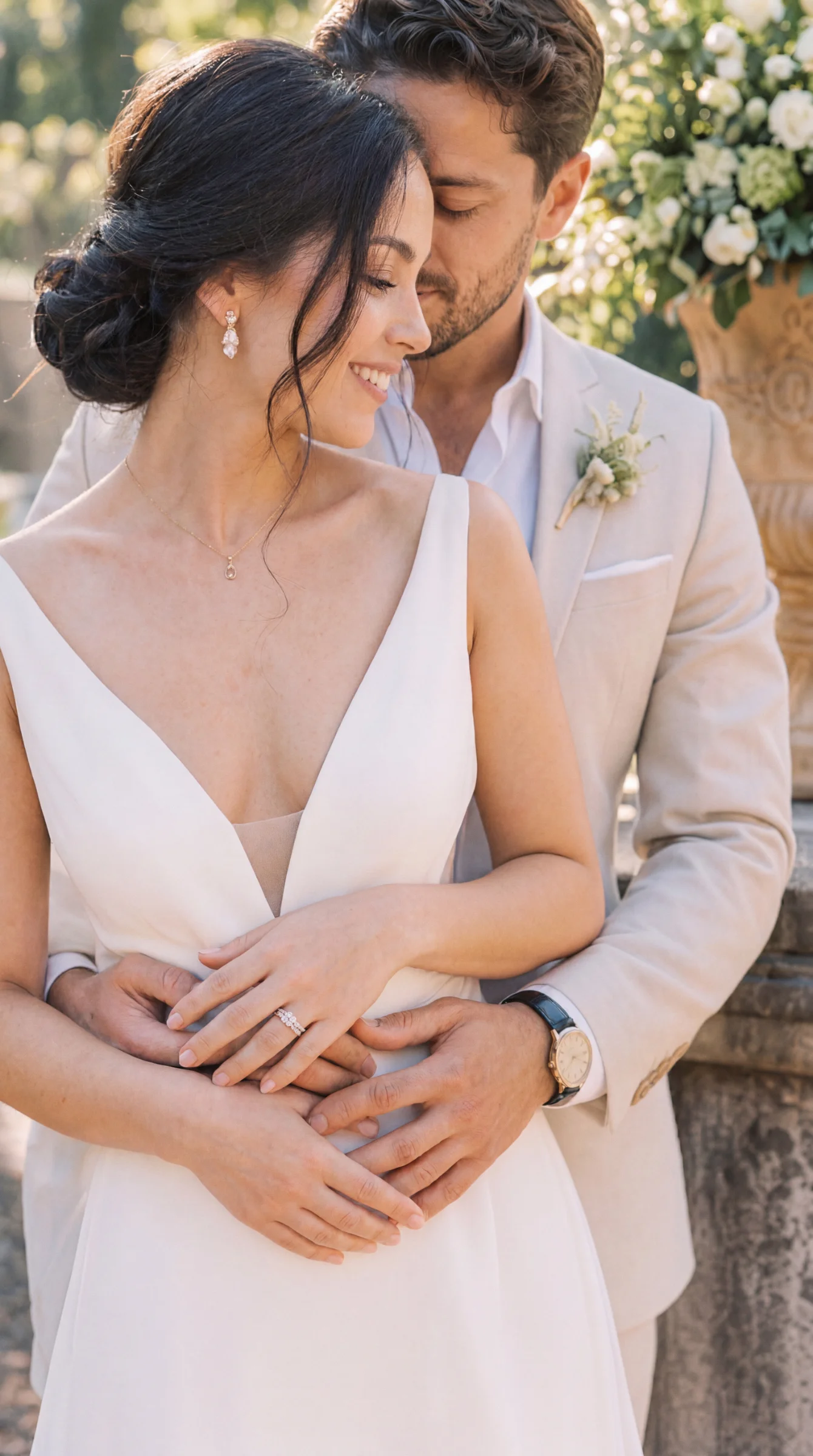 Couple enlacé souriant, le marié tenant la mariée par la taille, lors d'un mariage à Romans sous une lumière douce