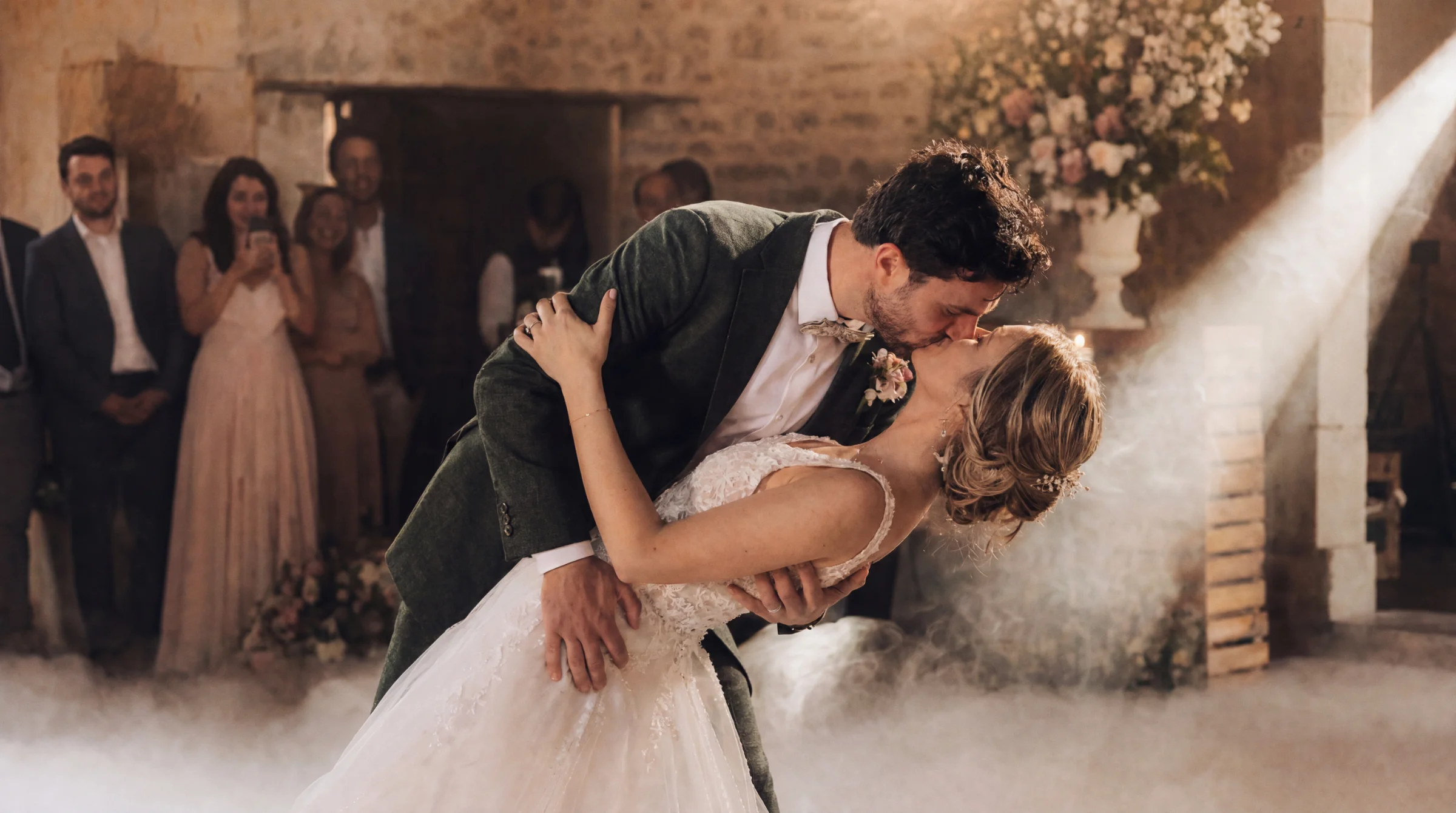 Couple de mariés s'embrassant passionnément sous un faisceau lumineux lors d'un reportage mariage à Bourg-lès-Valence