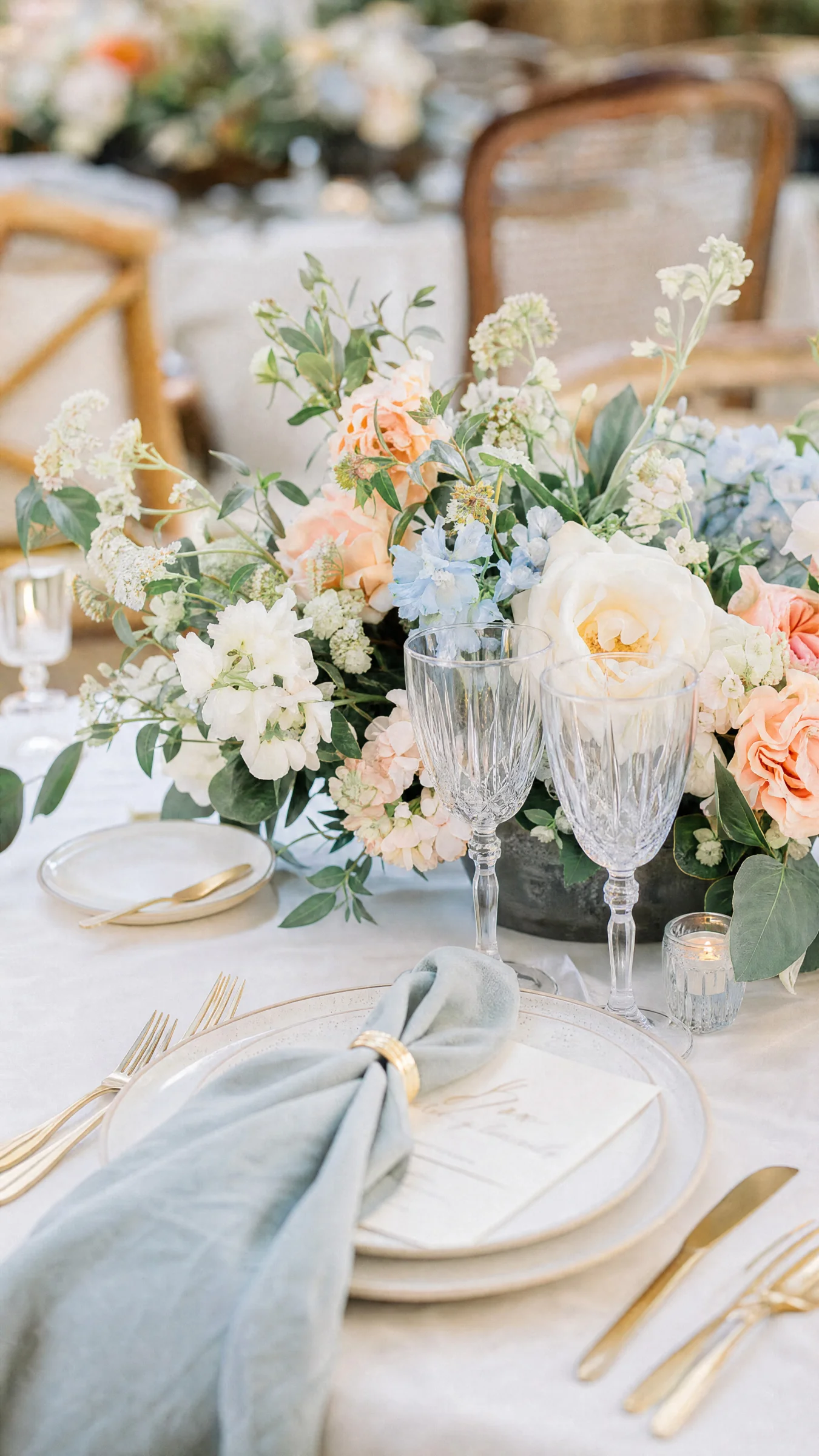 Décoration florale pastel et arts de la table élégants pour un mariage à Valence, ambiance reportage raffinée