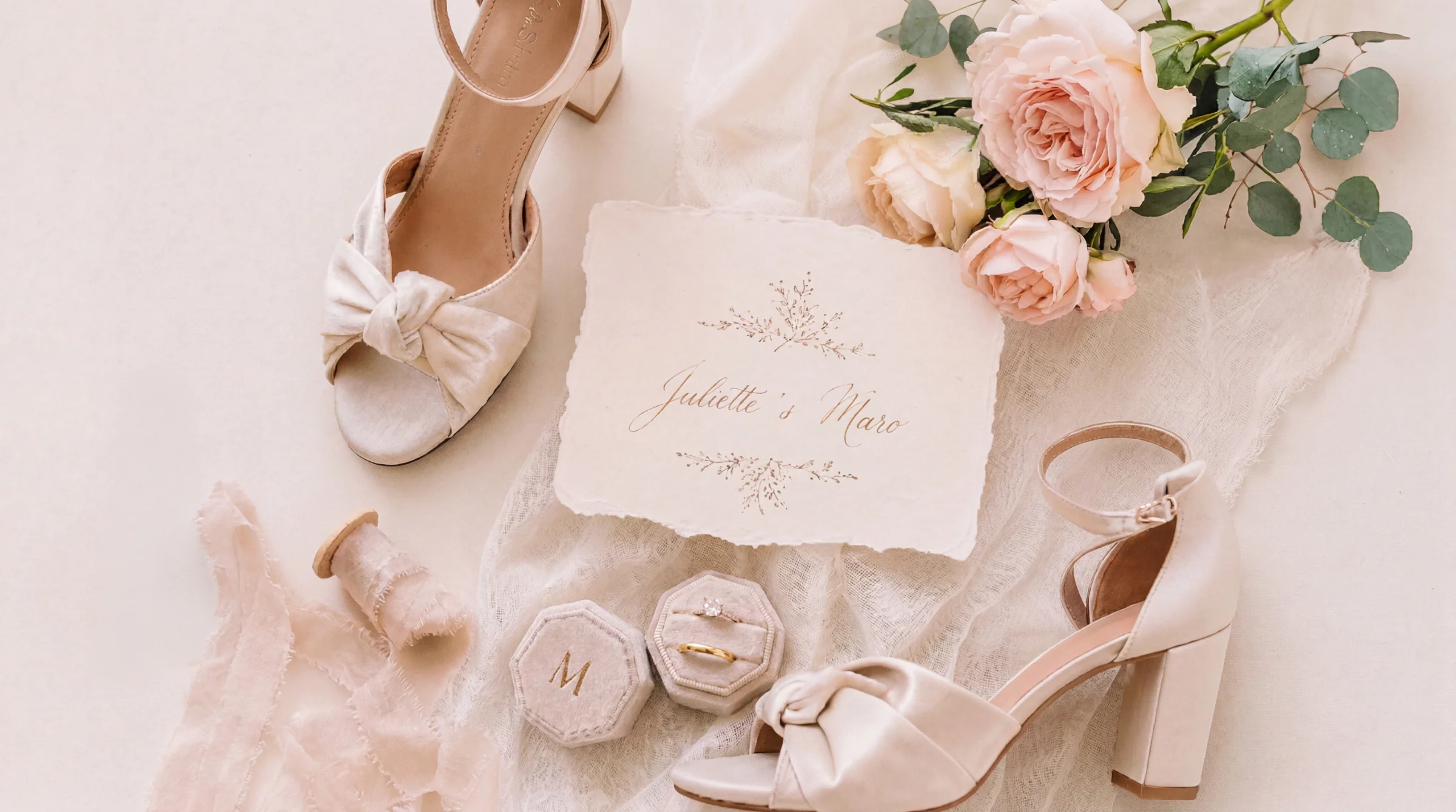 Détails de mariage élégants à Portes-lès-Valence, avec chaussures de mariée, alliances et faire-part délicat