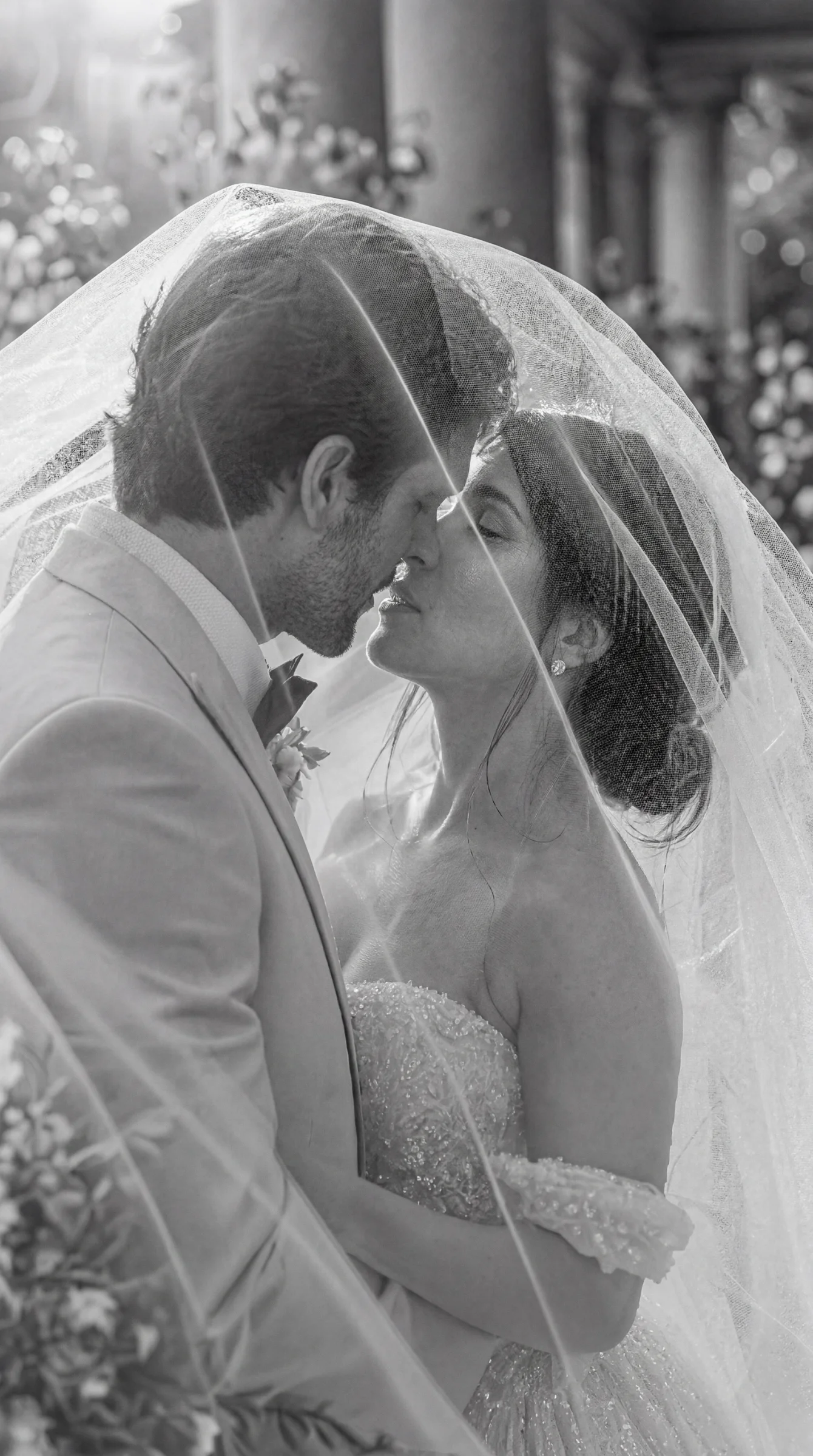 Gros plan noir et blanc des mariés sous le voile, capturant leur intimité lors d'un mariage à Bourg-lès-Valence