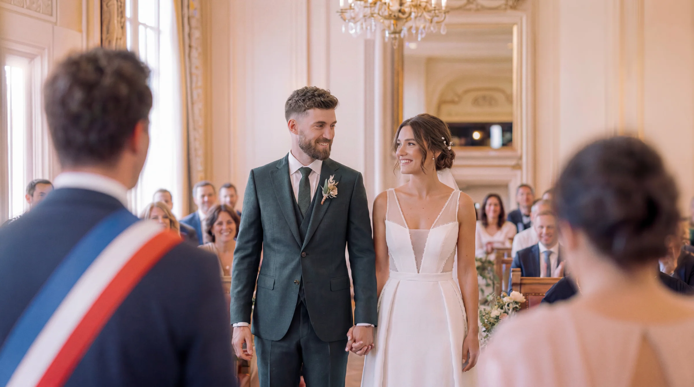 Mariés souriants se tenant la main lors d'un reportage mariage à Montélimar, lumière naturelle, ambiance intime