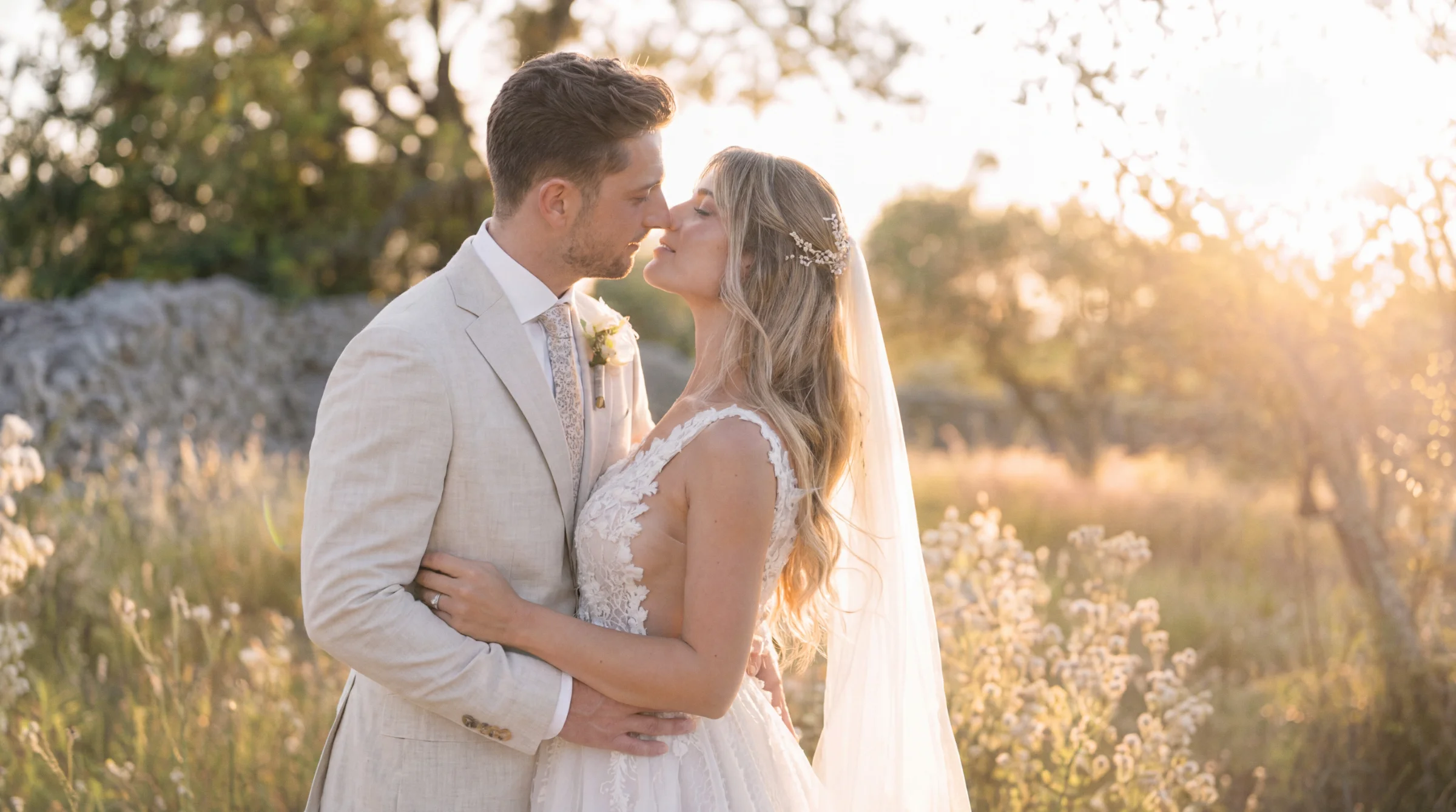 Couple de mariés s'embrassant tendrement lors d'un reportage mariage à Portes-lès-Valence, baignés par la lumière dorée du soleil