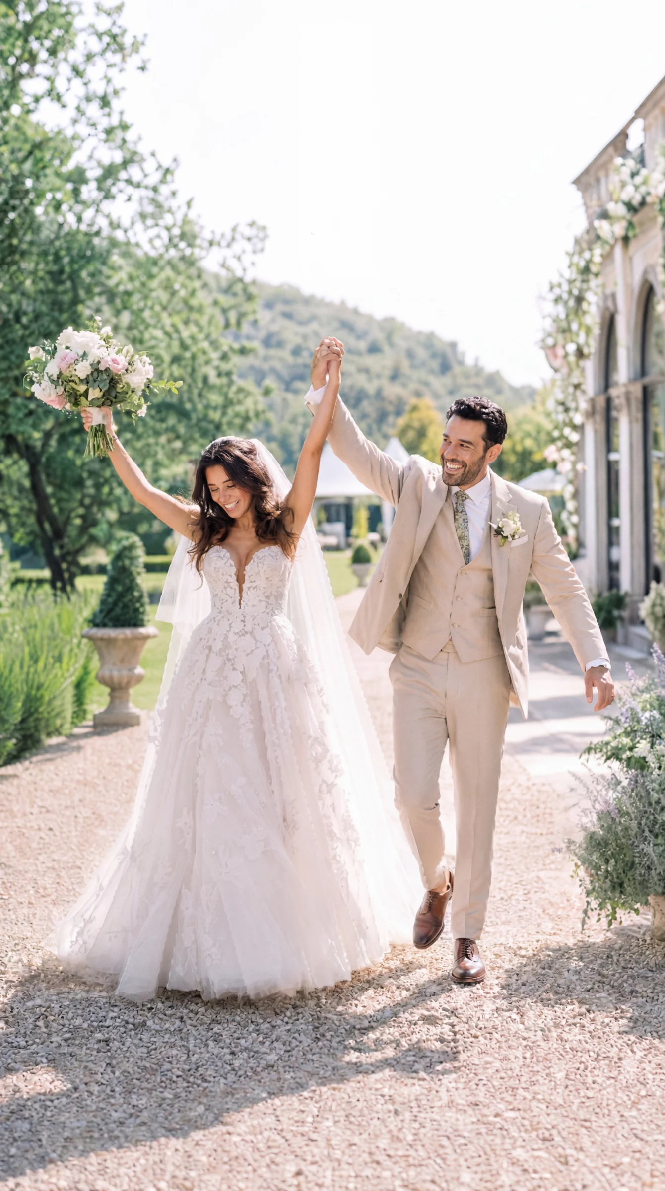 Jeunes mariés joyeux, la mariée brandissant son bouquet, lors d'un reportage mariage à Portes-lès-Valence sous un soleil éclatant