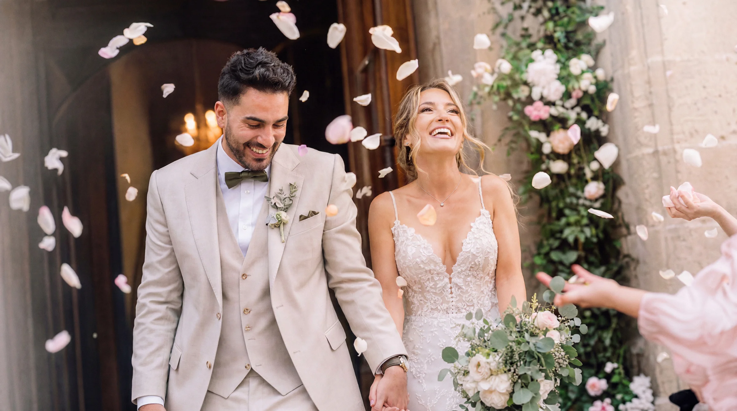 Mariés souriants sous une pluie de pétales à Bourg-lès-Valence, un reportage mariage plein d'émotion et de joie