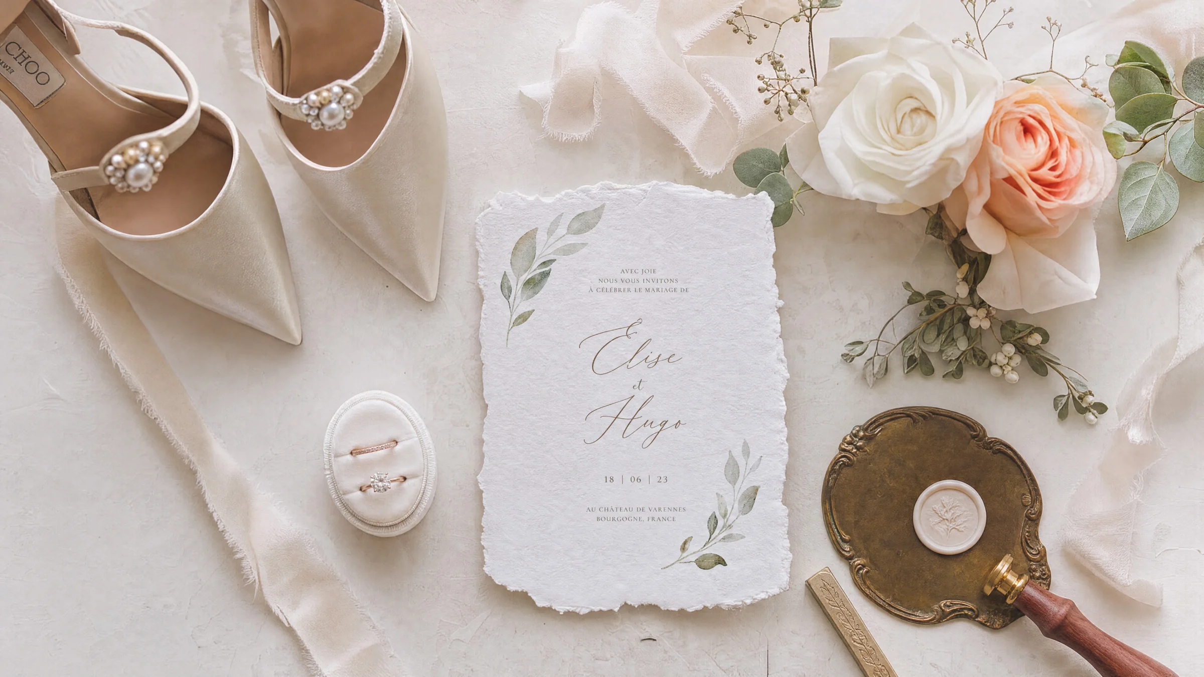 Chaussures de mariée, alliances et faire-part élégant pour un photographe mariage à Bourg-lès-Valence
